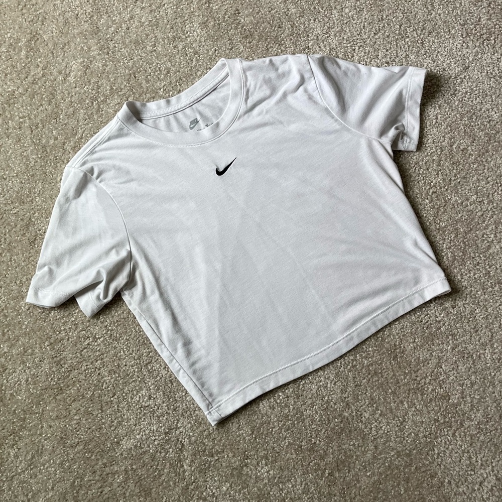 Nike Women’s Slim Fit White Casual Crop Top Tshirt Size Medium